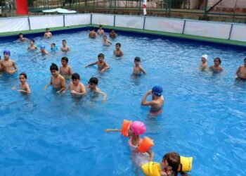 İzmit’te Çocuklar İçin Portatif Havuz Kuruldu