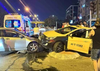 İzmit’te Ticari Taksi ile Otomobil Çarpıştı: 3 Yaralı