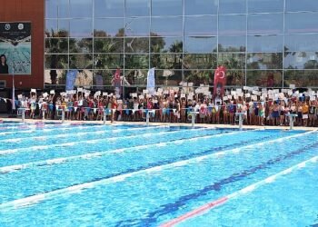 750 Öğrenci Aydın Büyükşehir Belediyesi’nden yüzme sertifikalarını aldı
