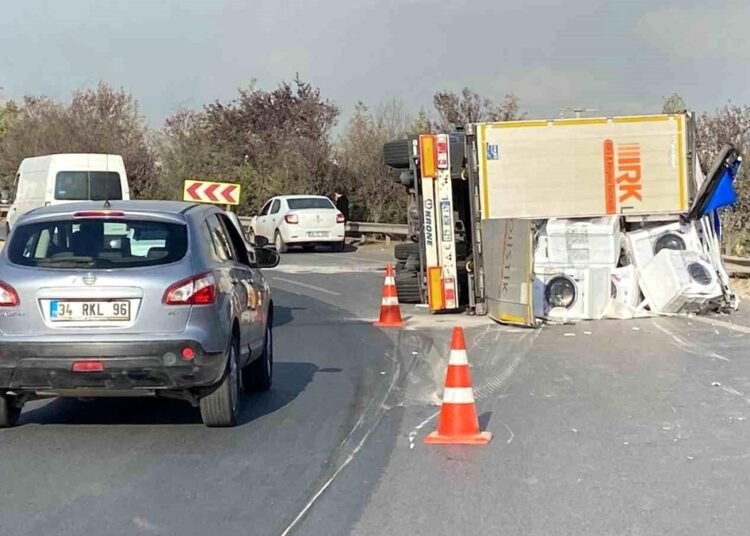Beyaz eşya taşıyan tır devrildi, sürücü burnu bile kanamadan kurtuldu