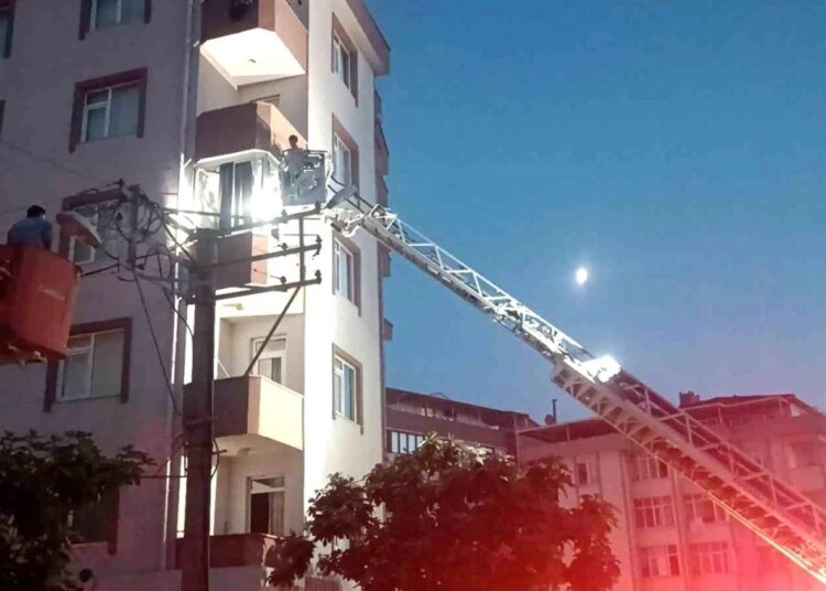 Gebze’de binanın elektrik panosunda yangın çıktı, mahsur kalan vatandaşlar kurtarıldı
