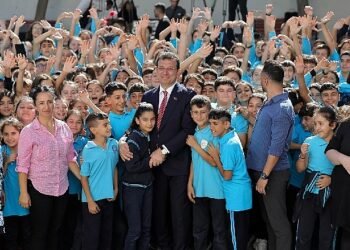 İBB, öğrencilerin yanında