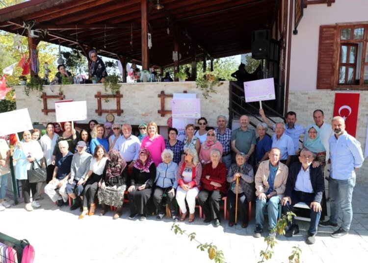 İzmit Belediye Başkanı Alzheimer Yaşam Evi’nde hasta ve hasta yakınlarıyla buluştu