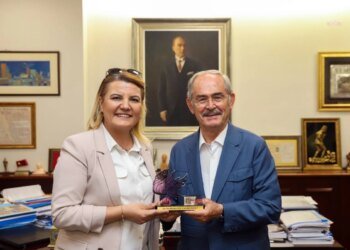 İzmit Belediye Başkanı Fatma Kaplan Hürriyet, Eskişehir Büyükşehir Belediye Başkanı Yılmaz Büyükerşen’i ziyaret etti