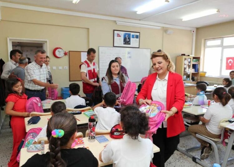 İzmit Belediyesi Köy Okullarına Eğitim Desteği Veriyor