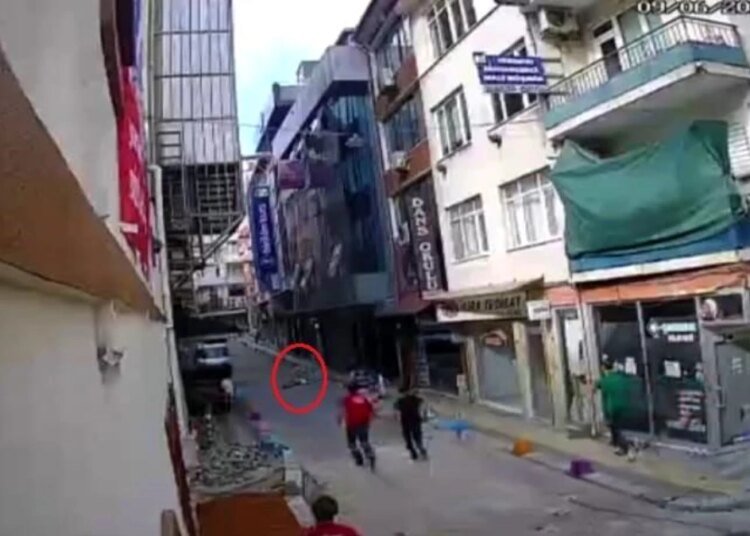 İzmit’te 7. kattan düşen genç hayatını kaybetti