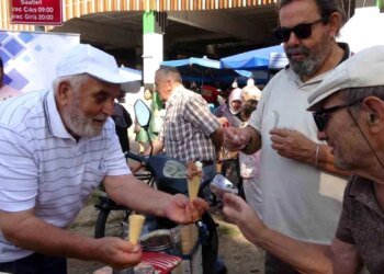 İzmit’te 71 ve 61 yıldır seyyar dondurma satan esnaflara plaket takdim edildi