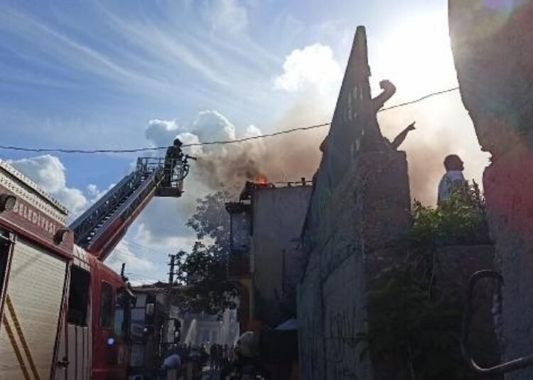 İzmit’te Ahşap Çatılı Bina Yangını Kontrol Altına Alındı