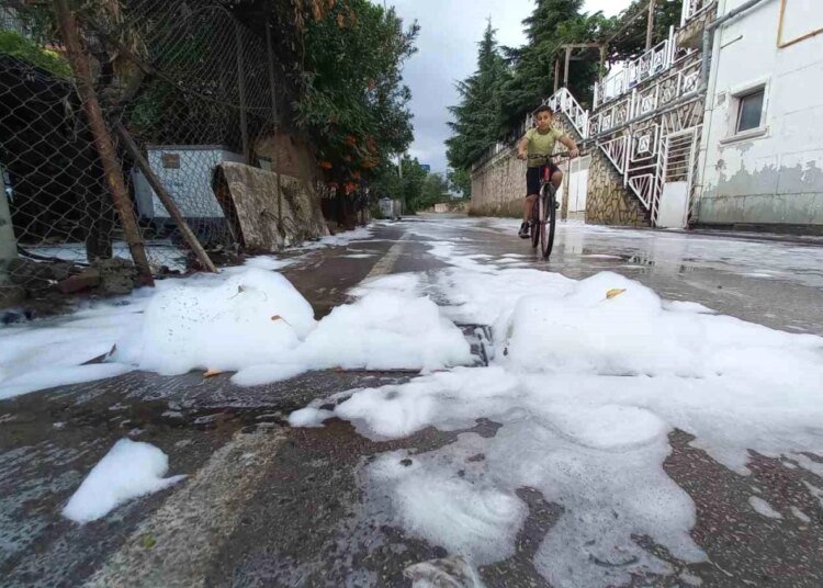 Kocaeli’de Sağanak Sonrası Cadde Köpükle Kaplandı