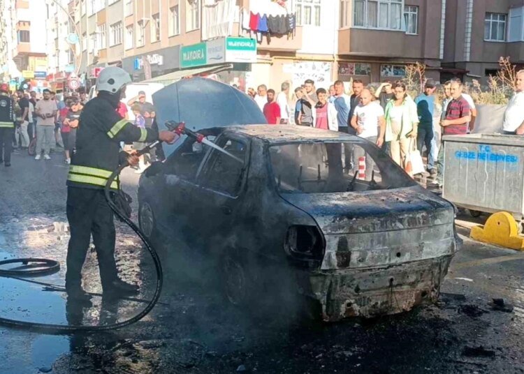 Otomobil alev topuna döndü, sürücü son anda kurtuldu