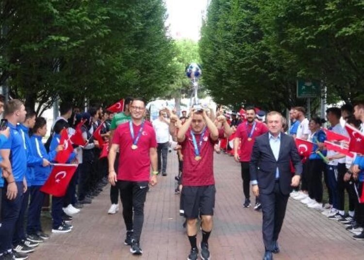 Şampiyon Down Sendromlu Özel Futsal Milli Takımı Kocaeli’de törenle karşılandı
