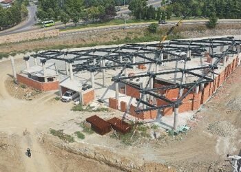 Yeni Gölcük terminal binasında çatı imalatı yapılıyor