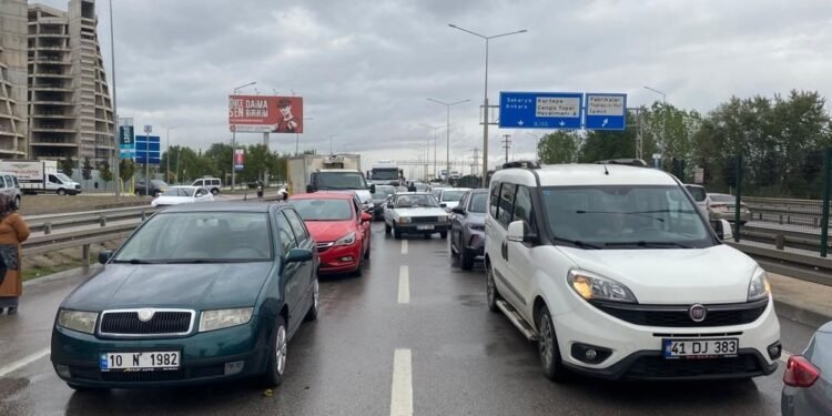 Yağışı nedeniyle kayan otomobil yüklü TIR makasladı