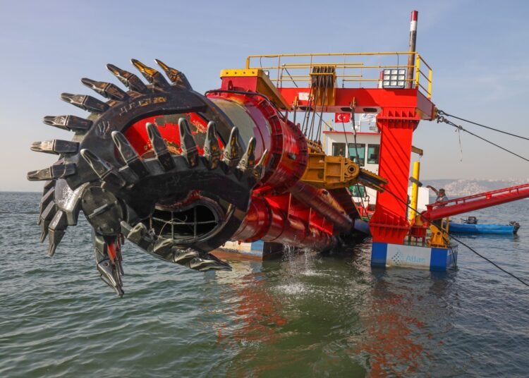 40 dişli biyonik kol, dip çamurunu yutuyor