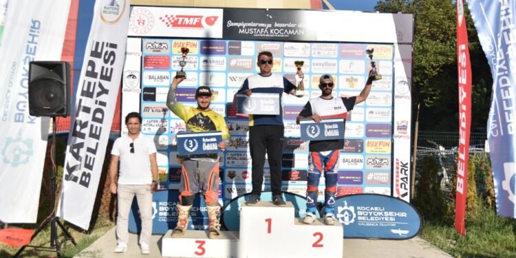 ŞAMPİYONLAR KUPALARINI ALDI