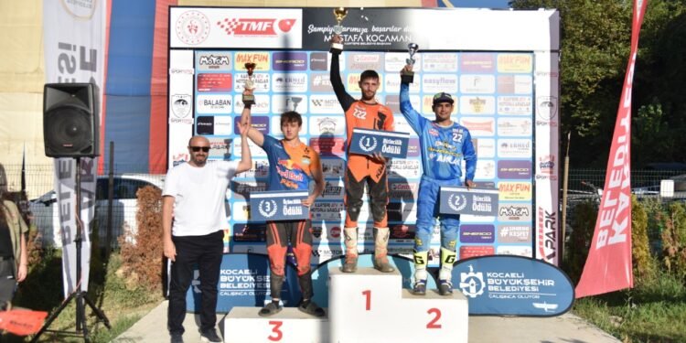 ŞAMPİYONLAR KUPALARINI ALDI