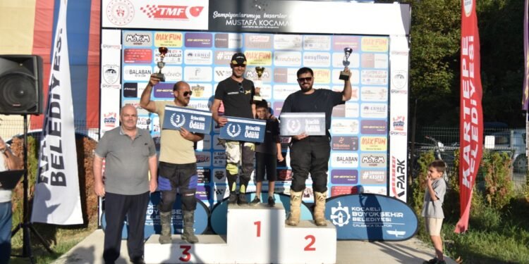 ŞAMPİYONLAR KUPALARINI ALDI