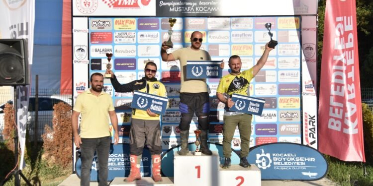 ŞAMPİYONLAR KUPALARINI ALDI