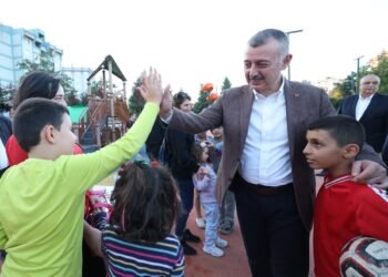 çocuklarla bir araya gelip top oynadı