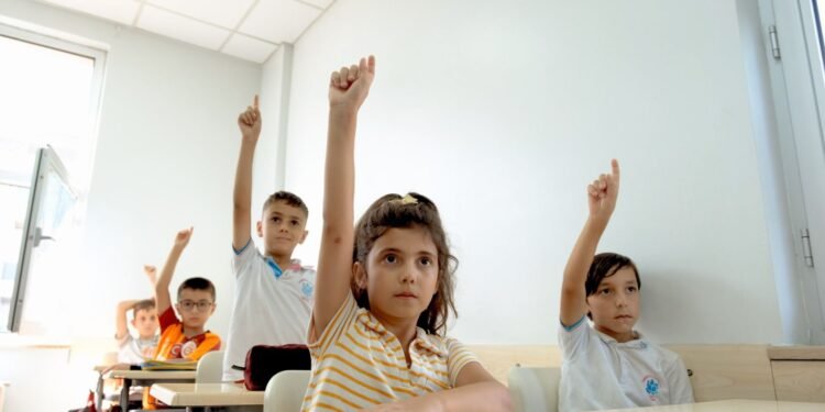 Büyükşehir’in Bilgievleri’nde öğrencilere okul dersleri ve sınavları için destek oluyor