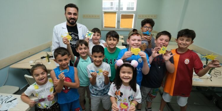 Büyükşehir’in Bilgievleri’nde öğrencilere okul dersleri ve sınavları için destek oluyor