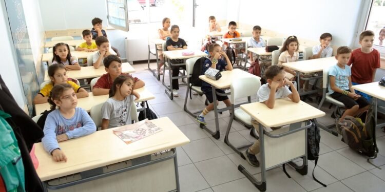 Büyükşehir’in Bilgievleri’nde öğrencilere okul dersleri ve sınavları için destek oluyor