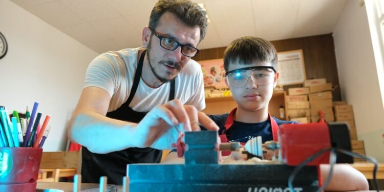 Büyükşehir’in Bilgievleri’nde öğrencilere okul dersleri ve sınavları için destek oluyor