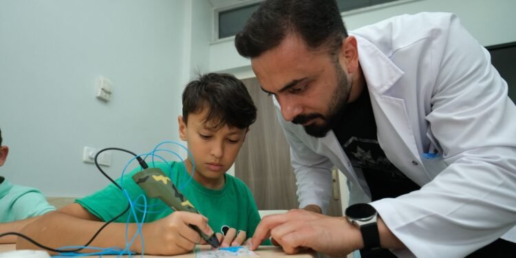 Büyükşehir’in Bilgievleri’nde öğrencilere okul dersleri ve sınavları için destek oluyor