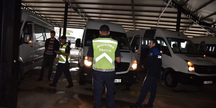 KARTEPE’DE ÖĞRENCİ SERVİSLERİDE SIKI DENETİM UYGULANMAYA BAŞLADI.