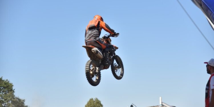 ŞAMPİYONLAR KUPALARINI ALDI