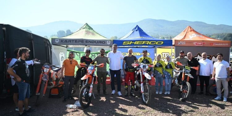 ŞAMPİYONLAR KUPALARINI ALDI