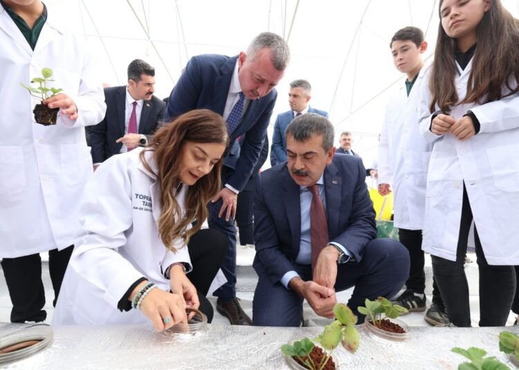 Kocaeli’de öğrenciler topraksız tarım Ar-Ge serasında çilek yetiştiriyor