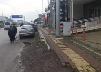 Vatandaşlar onarılmayan kaldırım yüzünden yolun ortasında yürüyorlar