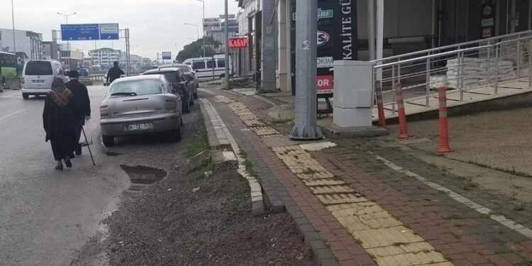 Vatandaşlar onarılmayan kaldırım yüzünden yolun ortasında yürüyorlar