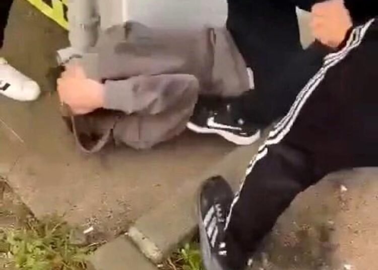 Çayırova’da Kız Meselesi Yüzünden Kavga: Genç Feci Şekilde Darp Edildi ve Bıçaklandı