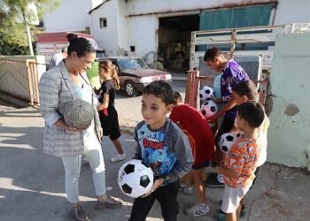 “Efes Selçuk’tan Gülümseten Kareler: Çocuklar İstedi Filiz Başkan Yaptı”