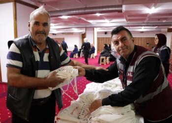 İzmit Belediyesi umre ziyaretçilerini hediyelerle uğurladı