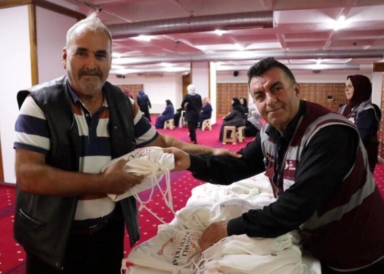 İzmit Belediyesi umre ziyaretçilerini hediyelerle uğurladı