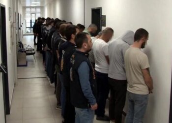 İzmit’te İkiz Çek Dolandırıcılığı Operasyonu: 14 Kişi Gözaltına Alındı