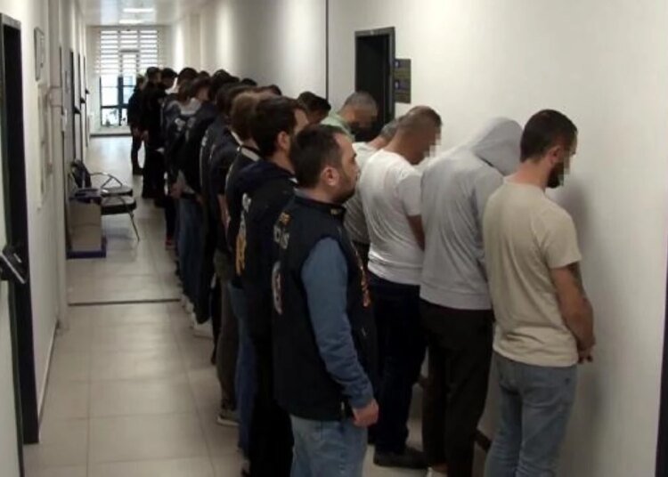 İzmit’te İkiz Çek Dolandırıcılığı Operasyonu: 14 Kişi Gözaltına Alındı