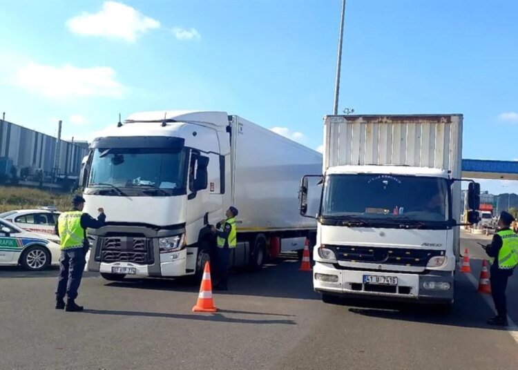 Kocaeli’de Jandarma Ekipleri Araçların Teknik Şartlarını Denetliyor