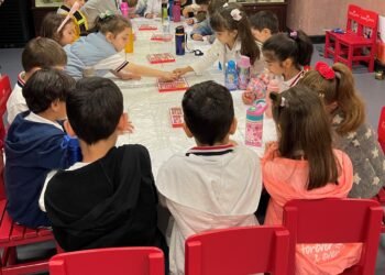 Çocuklar müzede eğleniyor