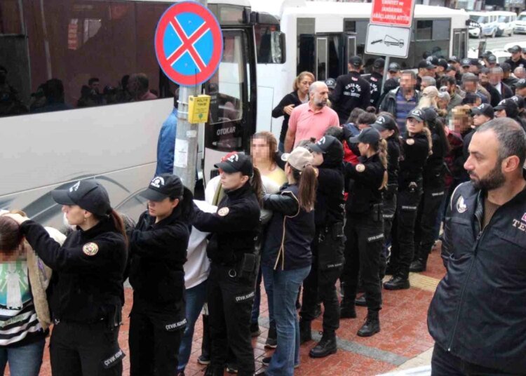 PKK/KCK’nın cezaevi dış koordinasyon yapılanması içerisinde faaliyet yürüten 32 şüpheli adliyeye sevk edildi