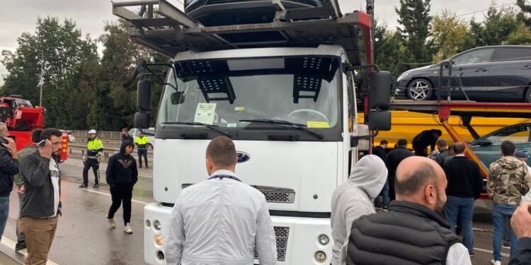 Yağışı nedeniyle kayan otomobil yüklü TIR makasladı