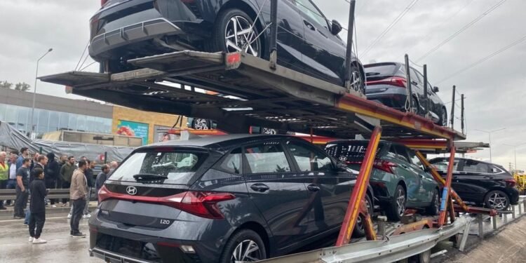 Yağışı nedeniyle kayan otomobil yüklü TIR makasladı