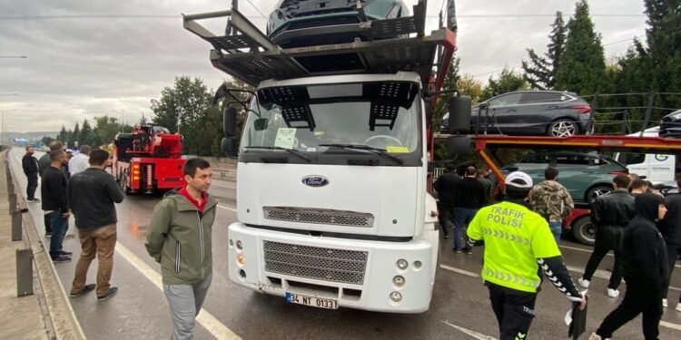 Yağışı nedeniyle kayan otomobil yüklü TIR makasladı