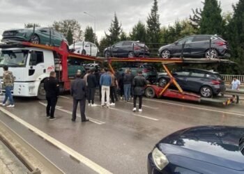 Yağışı nedeniyle kayan otomobil yüklü TIR makasladı