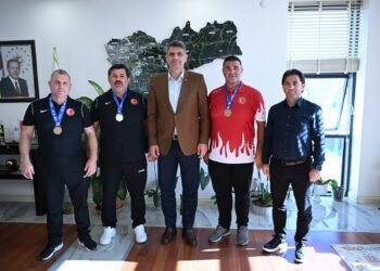 KOCAMAN VETERAN GÜREŞÇİLERİNİ KABUL ETTİ