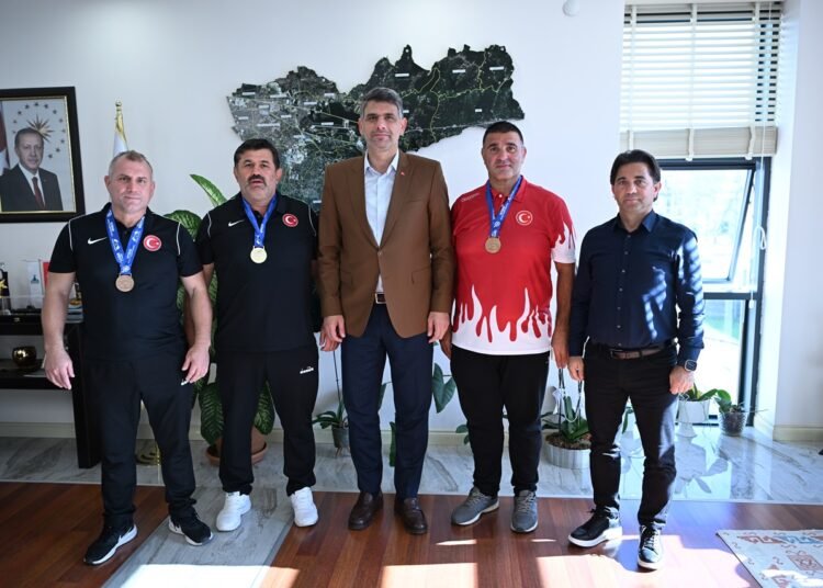 KOCAMAN VETERAN GÜREŞÇİLERİNİ KABUL ETTİ