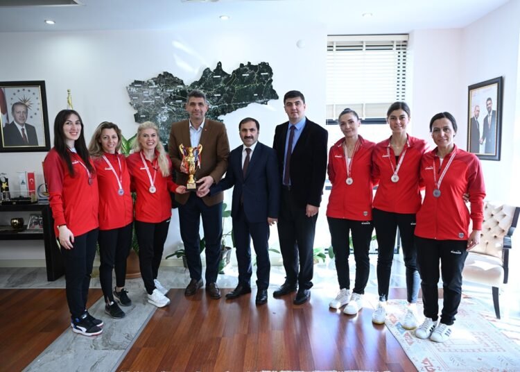 BAŞKAN KOCAMAN ÖĞRETMENLERİ TEBRİK ETTİ